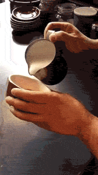 Mleko dodawane do kawy latte